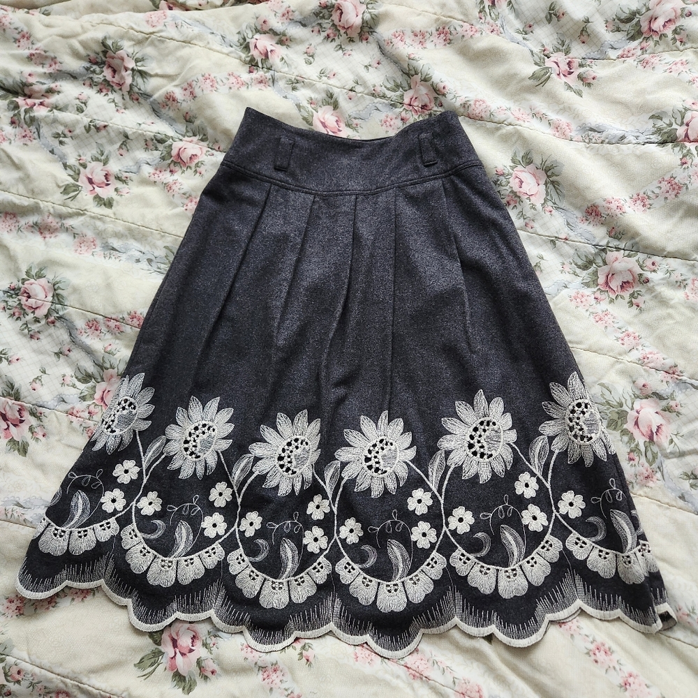 Embroidered Sunflower Midi Wool Skirt size 6